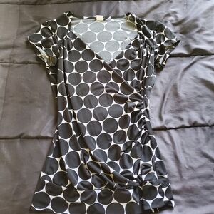 women med short sleeve top black white geometric design